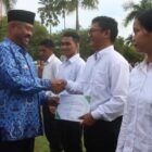 Bupati Kukar, Edi Damansyah memberikan beasiswa secara simbolis kepada pelajar