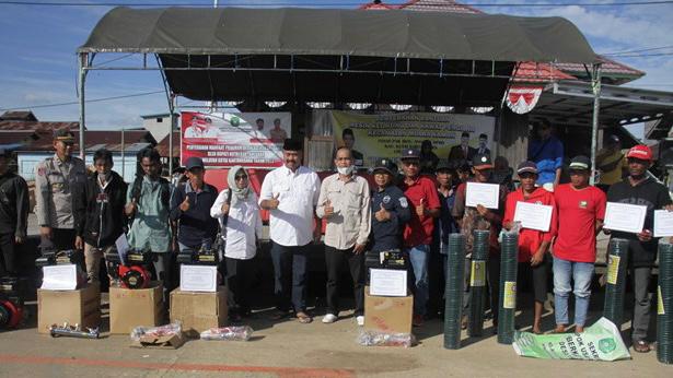 Penyerahan bantuan alat tangkap ikan dan mesin ketinting dari Bupati Kukar di Kecamatan Muara Kaman (Dok Prokom Kukar)