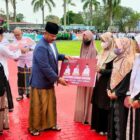 Upacara dan pembagian beasiswa kepada santri serta ustaz dan ustazah dalam rangkaian Hari Santri Nasional 2022