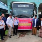 Bupati dan Wakil Bupati Kukar saat meresmikan uji coba angkutan umum perintis di Terminal Belida, Tenggarong