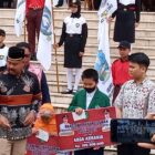 Anak-anak yatim yang menerima beasiswa Kukar Idaman