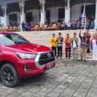 Bupati Kukar Edi Damansyah saat melepas rombongan Kirab Pemuda Nusantara di Halaman Kedaton Kutai Kartanegara (Istimewa)