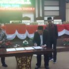 Ketua DPRD Kukar, Abdul Rasid saat menandatangani Persetujuan APBD Kukar 2023