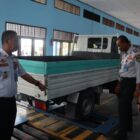 Kepala Dishub Kukar, Ahmad Junaidi saat mengecek kendaraan yang melakukan uji KIR