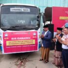 Bupati dan Wakil Bupati Kukar saat meresmikan uji coba angkutan umum perintis di Terminal Belida, Tenggarong
