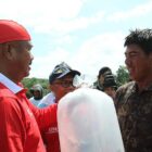 Bupati Kukar serahkan bibit ikan lele kepada Poktan Desa Mulawarman