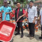 Wabup Kukar, Rendi Solihin saat menyerahkan bantuan secara simbolis