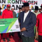Bupati Edi Damansyah saat menyerahkan Jaminan Asuransi kepada atletr Kukar