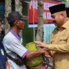 Bupati Kukar Edi Damnsyah memberikan bantuan secara simbolis kepada korban kebakaran di Loa Kulu