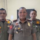 Rasidi - Kabid Penegakan Produk Hukum Satpol PP Kukar (tengah)