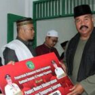 Bupati Kukar Edi Damansyah saat menyerahkan bantuan kepada perwaakilan pondok pesantren (Istimewa)