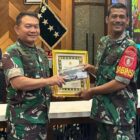 Kepala Staf Angkatan Darat Jenderal TNI Dudung Abdurachman memberikan kenaikan pangkat luar biasa kepada Kopka Azmiadi
