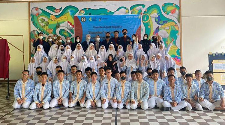 Foto bersama pelajar SMA Islam Bunga Bangsa, Kota Samarinda