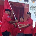 Ketua DPD PDI Perjuangan Kaltim, Safaruddin menyerahkan Bendera kepada Ketua DPC Kukar, Edi Damansyah