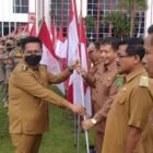 Wakil Bupati Rendi Solihin serahkan bendera Merah Putih kepada camat dan kepala OPD