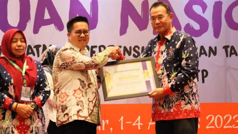 Wakil Bupati Kukar, Rendi Solihin menerima penghargaan dari ADINKES