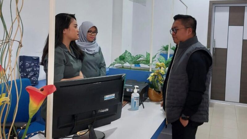 Wakil Bupati Kukar, Rendi Solihin saat mengunjungi MPP