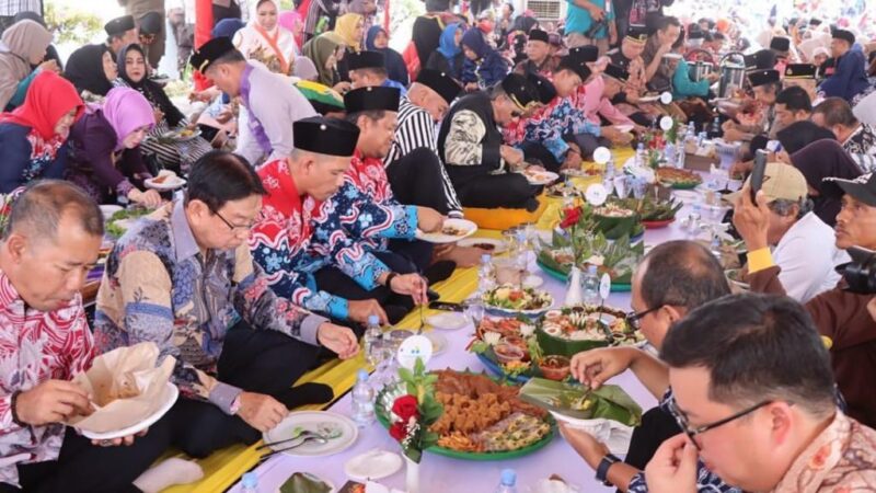 Ketua DPRD Kukar Abdul Rasid saat menghadiri acara Beseprah