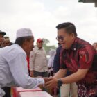 Wakil Bupati Kukar, Rendi Solihin saat menyerahkan bantuan kepada nelayan di Anggana