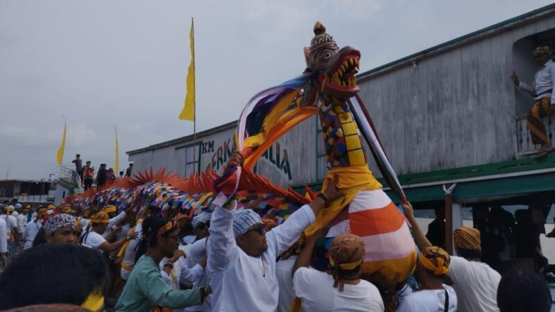 Replika naga diarak dari Keraton Kesultanan Kutai Kartanegara Ing Martadipura