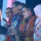Wakil Bupati Kukar, Rendi Solihin menerima penghargaan dari Menteri Keuangan RI Sri Mulyani