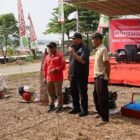 Bupati Kukar, Edi Damasnyah saat berdialog dengan para nelayan