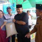 Bupati Kukar, Edi Damansyah saat menyerahkan bantuan di Kembang Janggut