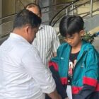 Kepala Dispora Kukar saat memberi semangat kepada atlet Taekwondo Kukar