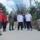 Wakil Bupati Kukar, Rendi Solihin saat mengecek pemasangan LPJU