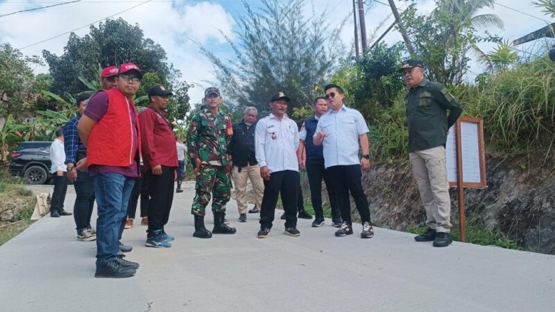 Wakil Bupati Kukar, Rendi Solihin saat mengecek pemasangan LPJU