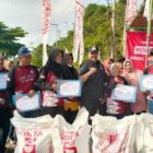 Bupati Kukar, Edi Damansyah saat menyerahkan bantuan