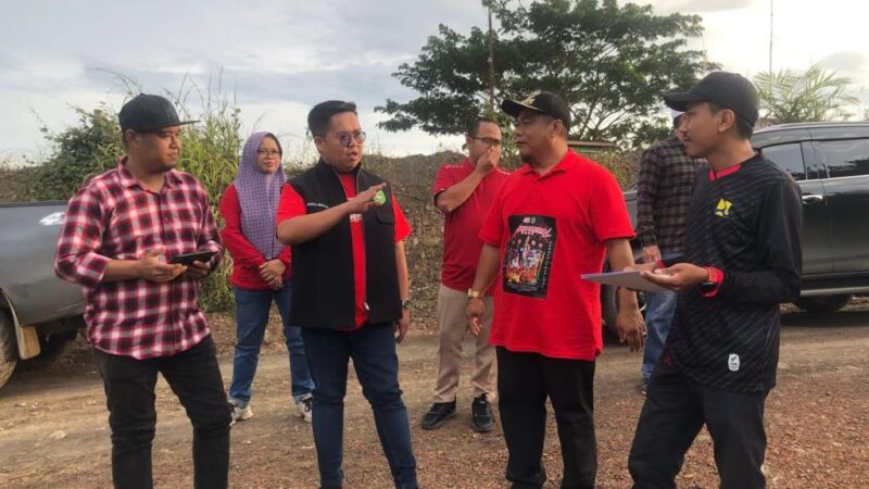 Wakil Bupati Kukar, Rendi Solihin saat meninjau jalan di Sebulu Modern