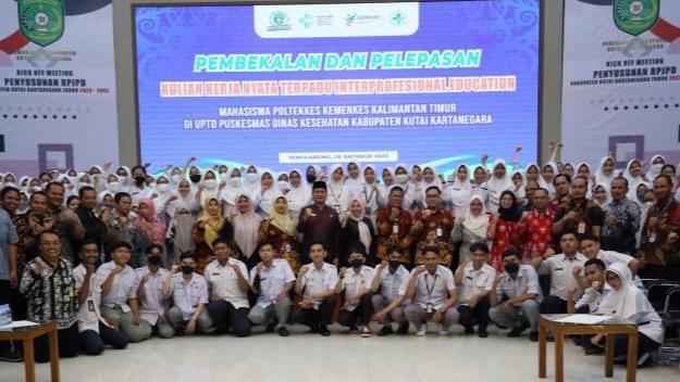 Acara pelepasan KKN Mahasiswa Poltekes Kaltim oleh Plt Asisten III Setkab Kukar, Dafip Haryanto