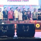 Tim Disdikbud Kukar menerima hadiah dari Bupati Kukar Edi Damansyah