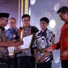 Sekda Kukar, Sunggono saat menerima penghargaan