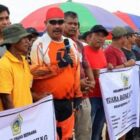 Bupati Kukar, Edi Damansyah saat berdiskusi dengan nelayan