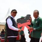 Sekda Kukar, Sunggono saat menyerahkan kunci traktor secara simbolis kepada petani