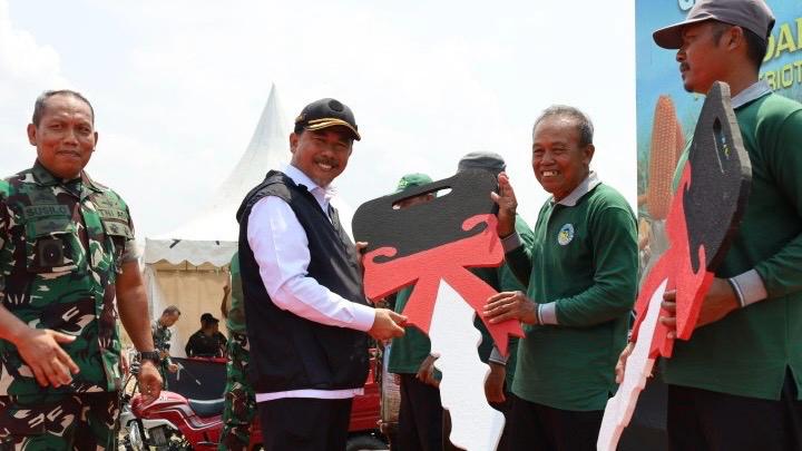 Sekda Kukar, Sunggono saat menyerahkan kunci traktor secara simbolis kepada petani