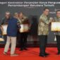 Perwakilan PT MHU saat menerima penghargaan Anugerah Tata Bandha Energi 2023