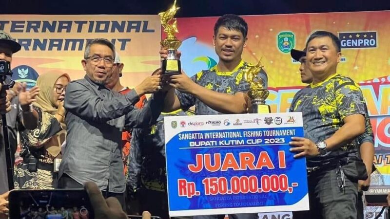Bupati Kutim, Ardiansyah Sulaiman saat menyerahkan Piala kepada pemenang SIFT 2023