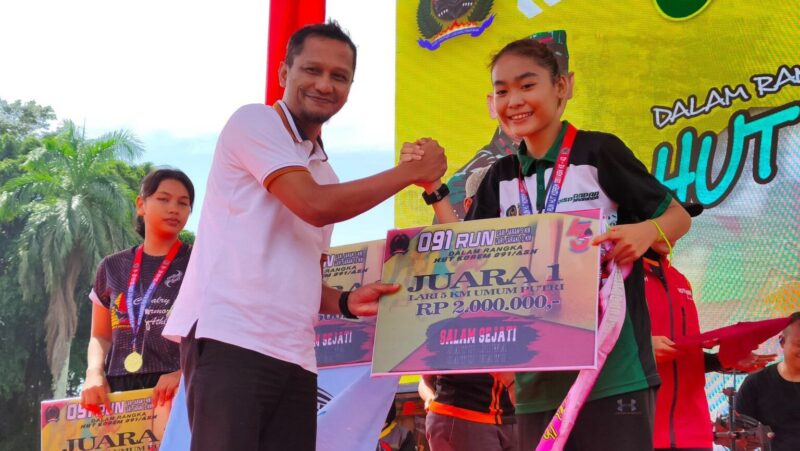 Ketua Komisi II DPRD Kaltim, Nidya Listiyono saat menyerahkan hadiah kepada pemenang lomba