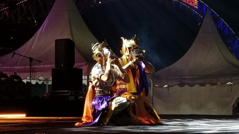 Pagelaran seni tari topeng yang dalam FTN 2023 