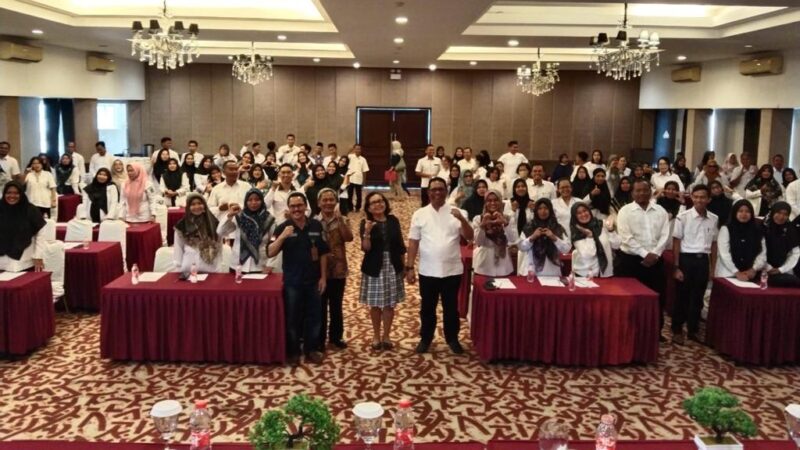 Kepala Disdikbud Kukar, Thauhid Aprilian Noor bersama peserta pembekalan PPG