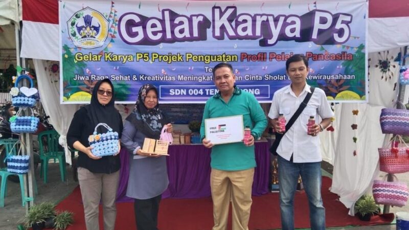 Guru SDN 004 Tenggarong saat memamerkan produk unggulan dari karya siswa