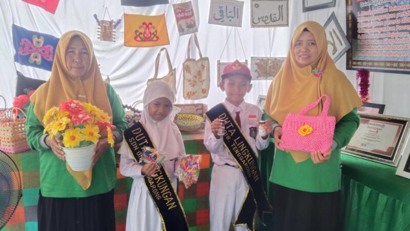 Produk kerajinan tangan dan inovasi hasil karya siswa SDN 018 Tenggarong