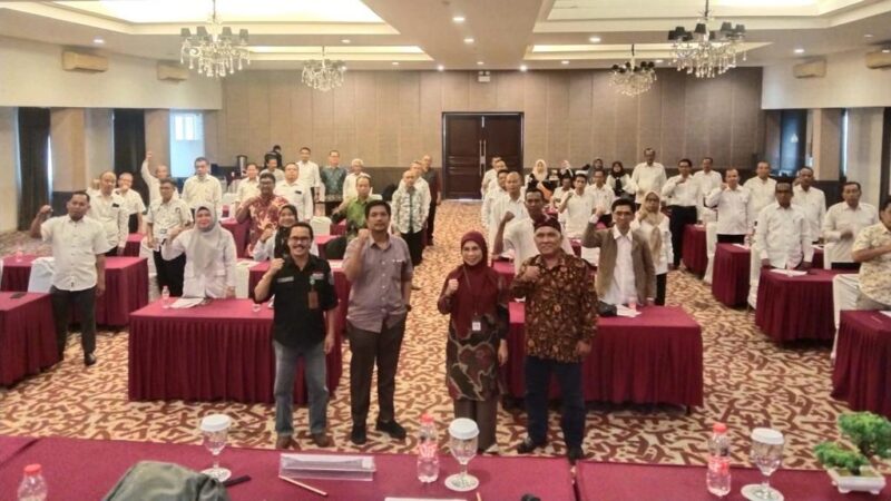 Kabid GTK Disdikbud Kukar Joko Sampurno saat berfoto bersama dengan peserta bimtek