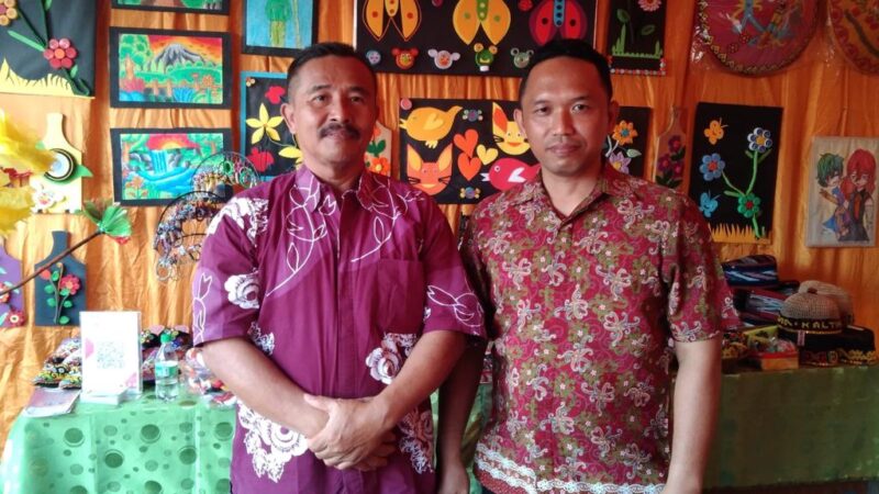 Guru SDN 001 Tenggarong saat berfoto bersama hasil kreativitas siswa dari kegiatan P5 dalam expo sekolah pada peringatan HGN