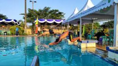 Para peserta berlomba di ajang Sprint Race Swimming Open 2023