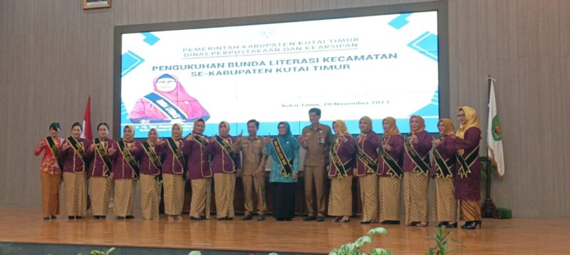 Para pengurus Bunda Literasi kecamatan se-Kutim yang baru dilantik
