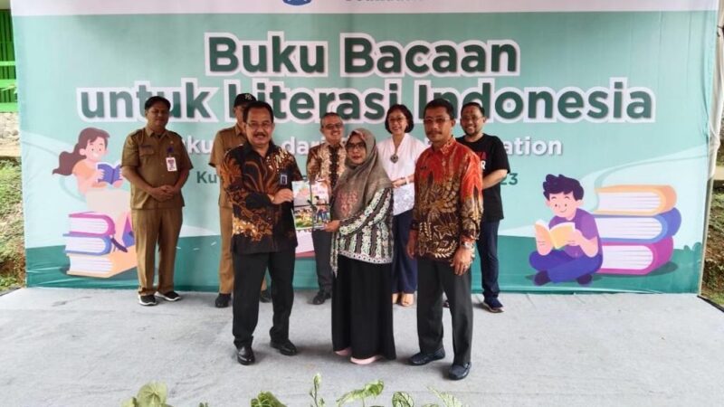 Penyerahan bantuan buku bacaan dari Kemendikbudristek yang didampingi Disdikbud Kukar  kepada beberapa sekolah